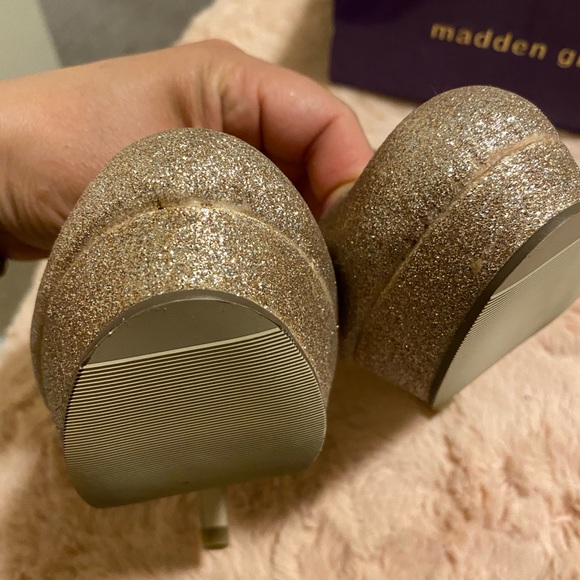 Gold Glitter Steve Madden Size 7 1/2. Never worn - Picture 4 of 7